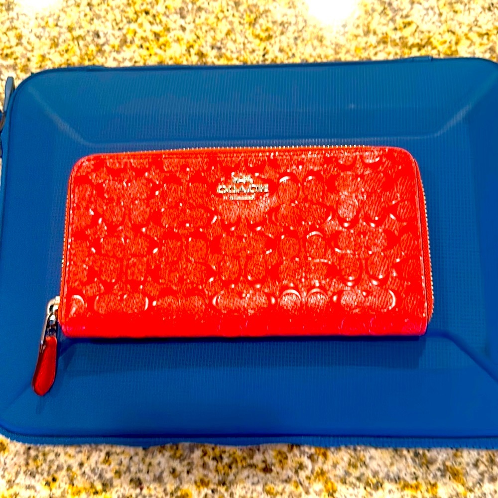 🚨SOLD!!!🚨 MSRP $434 Authentic COACH (2022 Cruise)  embossed leather wallet